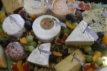 Plateaux de fromages et de charcuterie pour réception familiale ou dîner entre amis