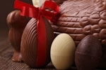 Petits œufs en chocolats et confiseries pour Pâques